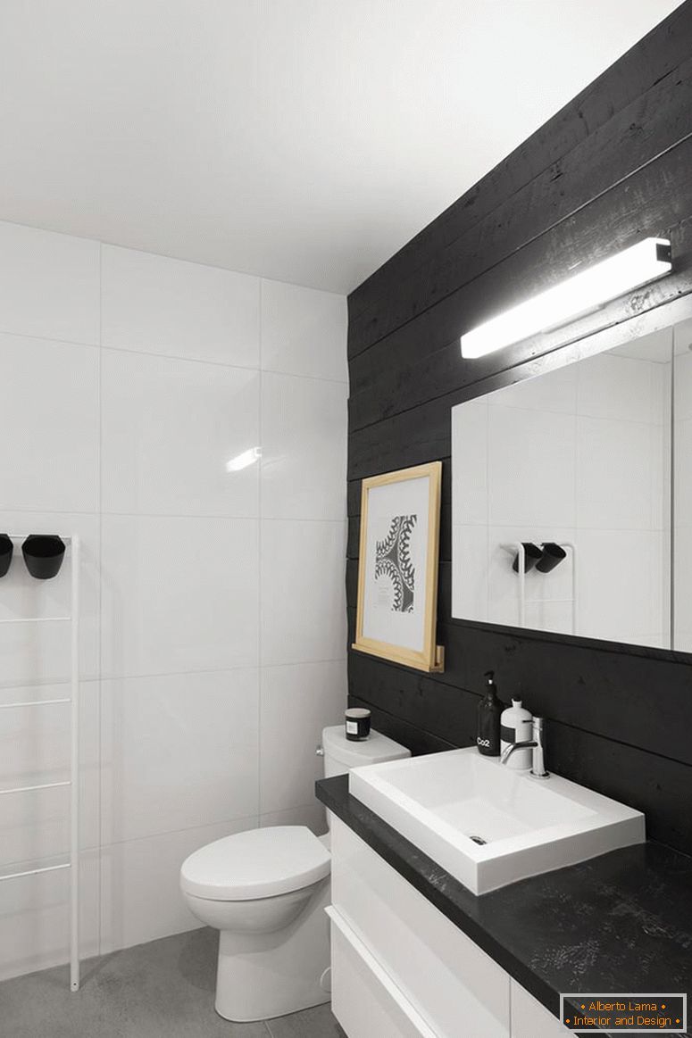 Інтер'єр маленької ванної в чорно-білому кольорі
