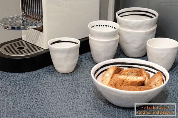 Посуд на кухні квартири в скандинавському стилі в Гетеборзі