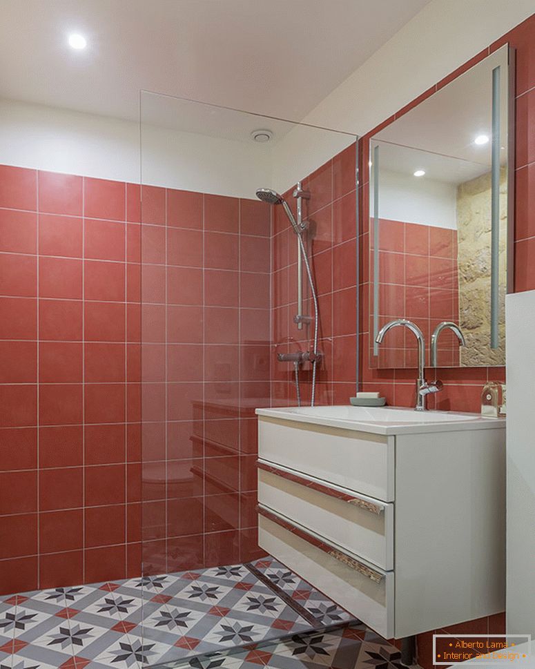 Червона плитка в інтер'єрі маленької ванної