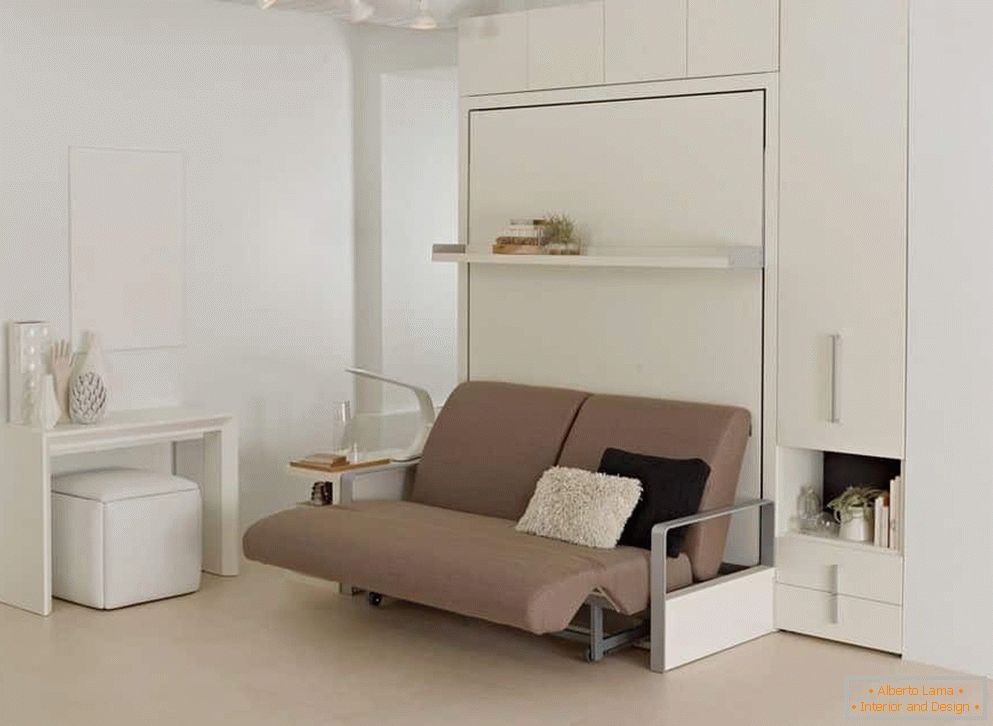 Трансформуючий диван-ліжко в шафі для маленької кімнати