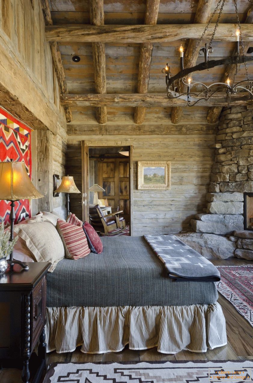 Дизайн інтер'єру спальні в дерев'яному будинку з каміном