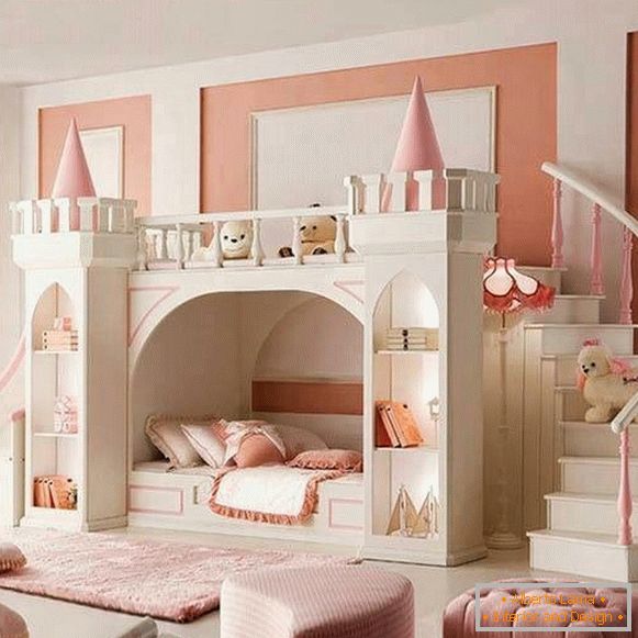 Оригінальна ліжко-замок в дитячій