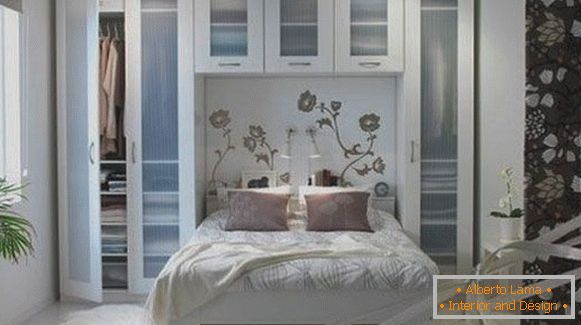Меблі з прозорими дверцятами в спальні