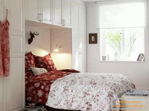 Спальня в білому кольорі з червоними акцентами
