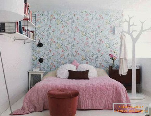 Рослинний орнамент на стіні в спальні
