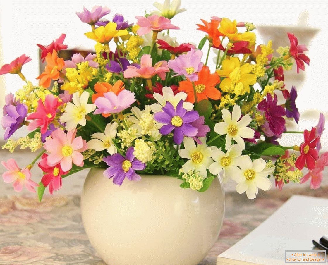 Простий дизайн вази зі штучними квітами