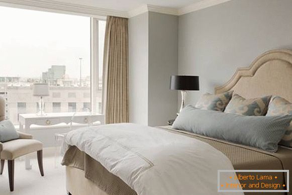 Поєднання сірого і бежевого кольору в інтер'єрі спальні