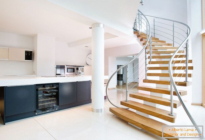 Легкість і простота конструкції сходи підкреслюють лаконічність форм просторого інтер'єру будинку.
