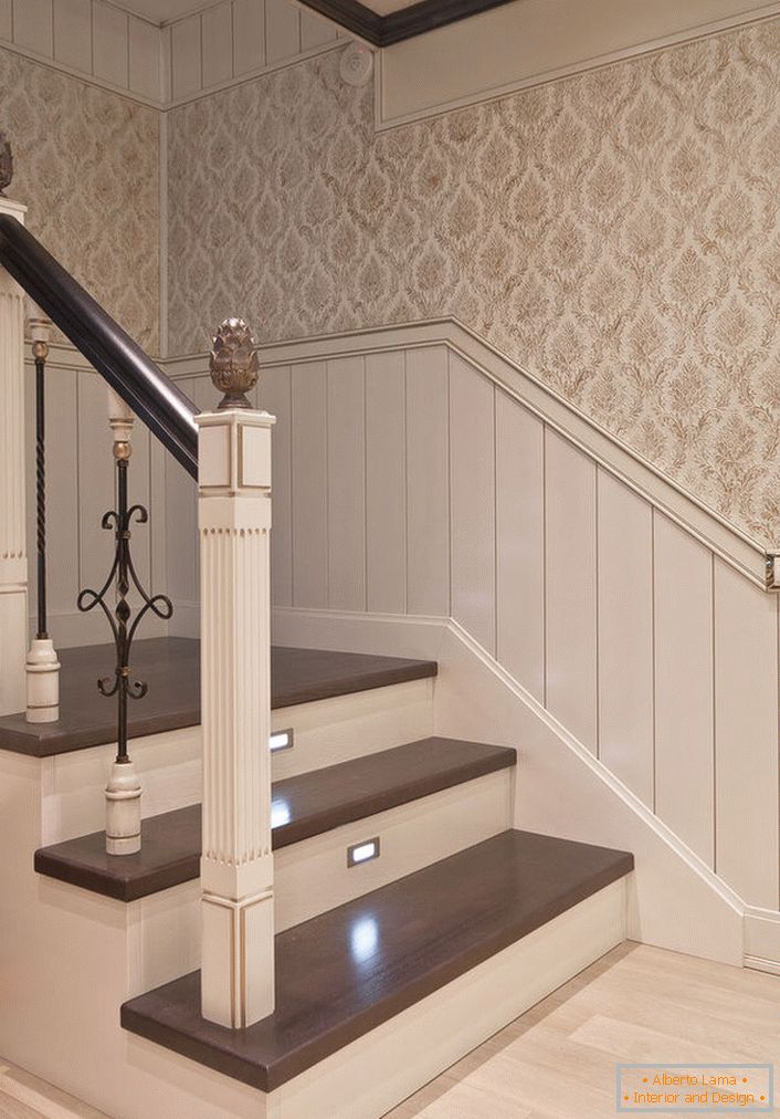 Філігранна бездоганність класичної сходи для невеликого заміського будинку.