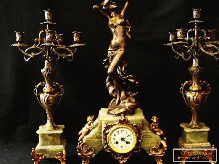 Класичний набір - два бронзових канделябра і вишукані годинники. Ідеальна прикраса для каміна.