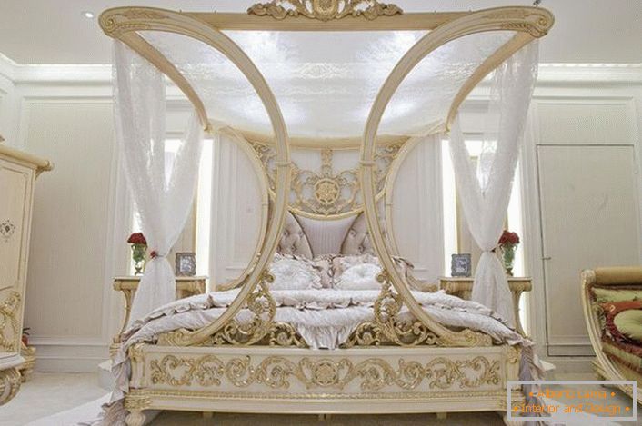 Шикарна ліжко з балдахіном ставати кульмінацією дизайнерського проекту для спальні в стилі модерн.