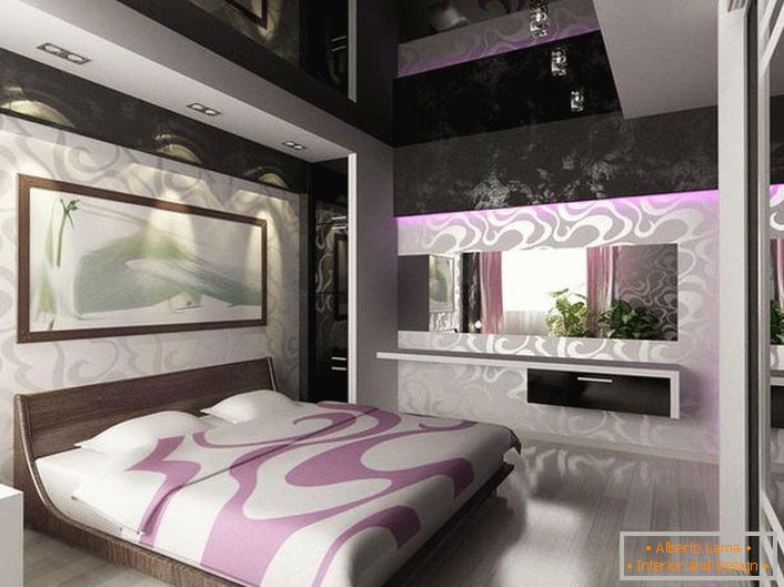 У спальні в стилі модерн відмінно виглядають натяжні стелі чорного кольору. Правильно також підібрано освітлення з точкових світильників.