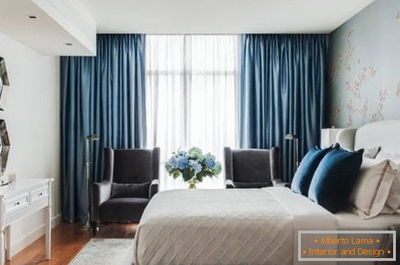 Які штори підійдуть до блакитних шпалер - в дизайні спальні