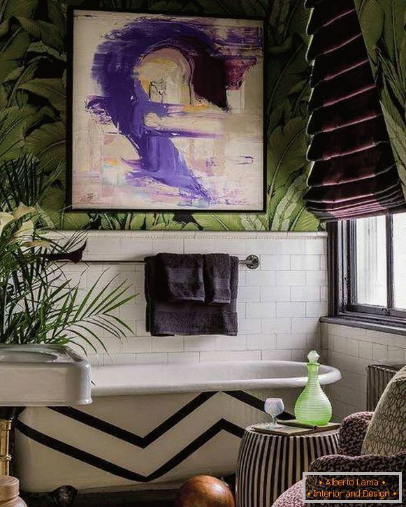 Поєднання зелених шпалер для стін і фіолетових штор