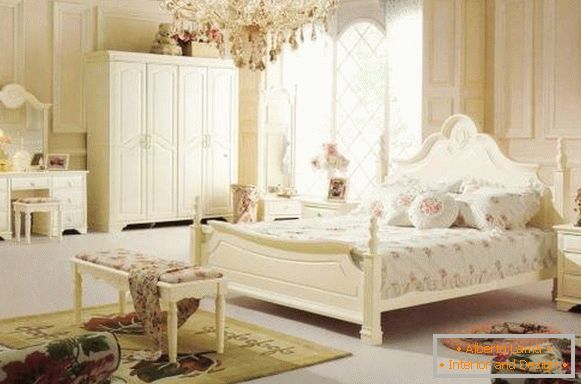 Спальня в стилі прованс з кришталевою люстрою