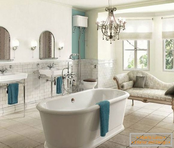 Ванна кімната в класичному стилі і з люстрою