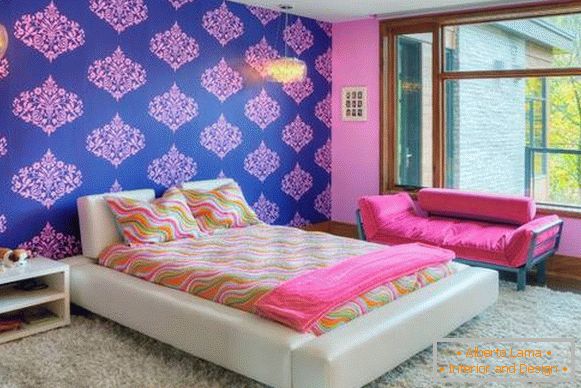 Дизайн обклеювання стін різними шпалерами - фото спальні