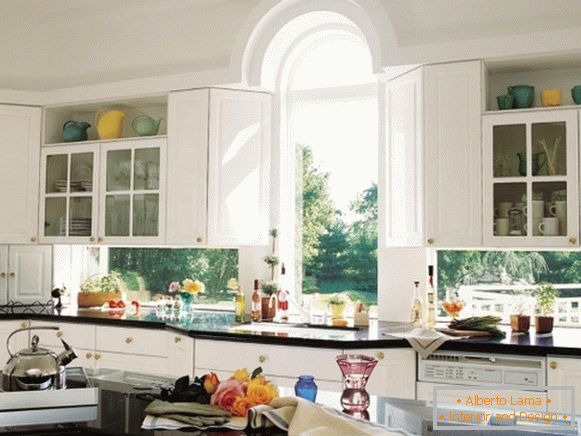 Дизайн вікна на кухні - фото інтер'єру приватного будинку