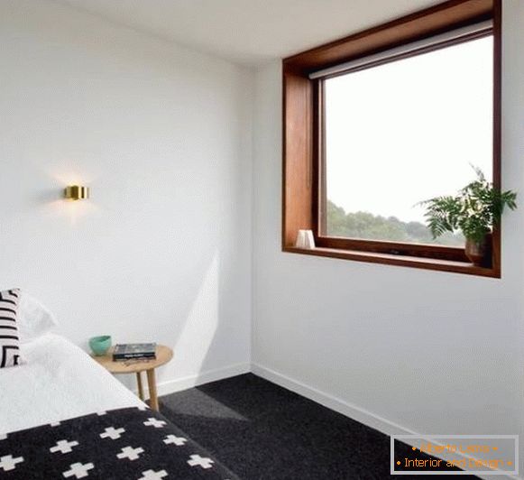 Дизайн вікна в спальні - фото дерев'яного вікна