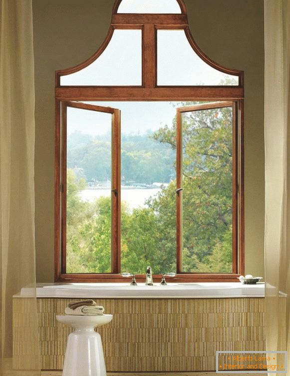 Незвичайне дерев'яне вікно у ванній кімнаті