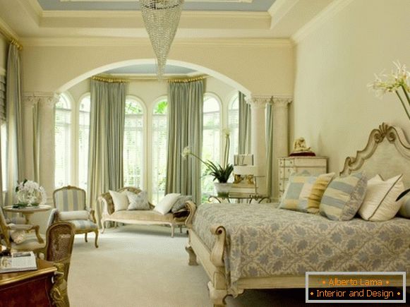 Високі арочні вікна - фото спальні в класичному стилі