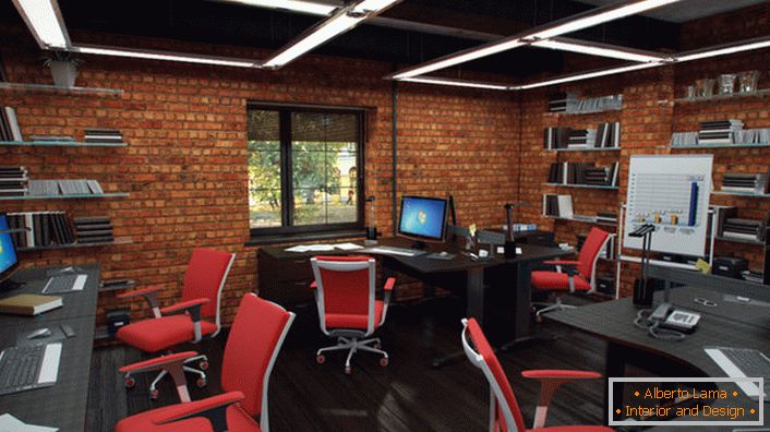 Червоні крісла в кабінеті в стилі лофт виглядають органічно і креативно. Інтер'єр побудований максимально функціонально.
