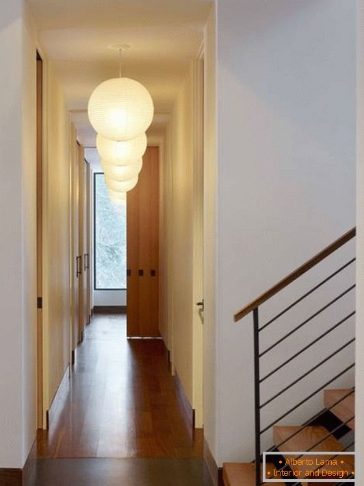 Підвісні світильники в дизайні коридору