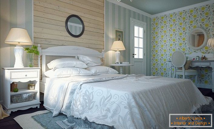 Витончений стиль півдня Франції-Прованс. М'які, прості форми інтер'єру надають неповторний затишок спальні.