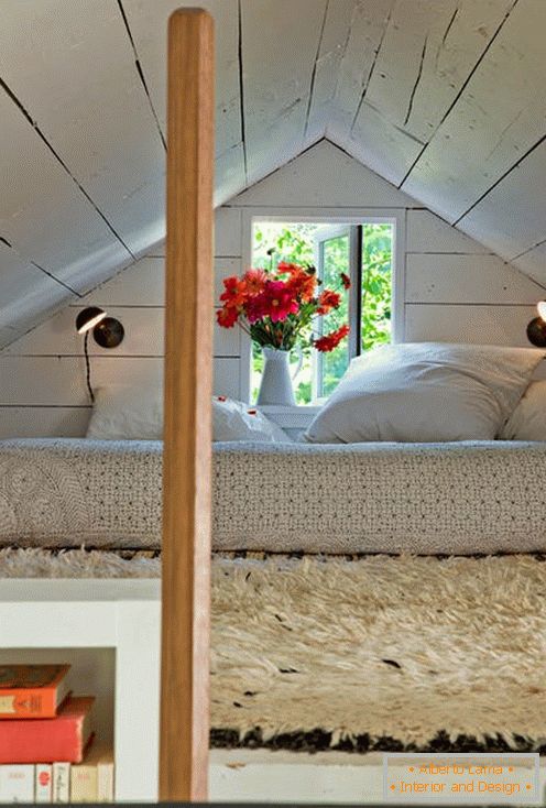 Спальня на горищі в крошечном доме