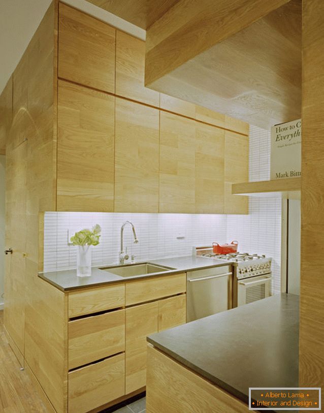 Кухня прямокутної квартири з одним вікном