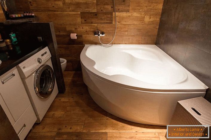 Кутова ванна дозволяє заощадити простір. Інтер'єр в стилі лофт примітний використанням оздоблювальних матеріалів з дерева.