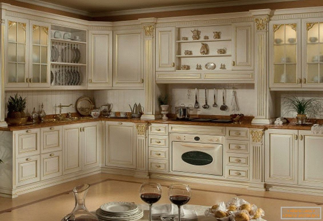 Дизайн класичної кухні в білому кольорі