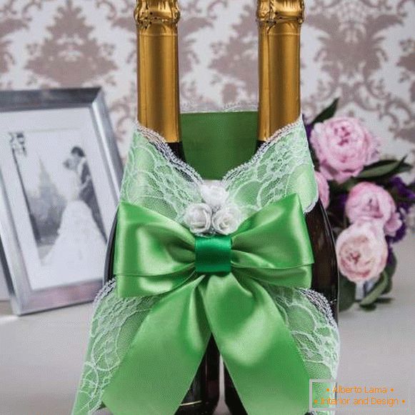 Декор пляшки шампанського своїми руками з атласними стрічками