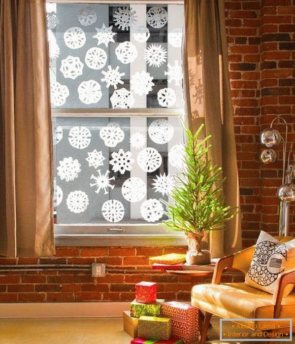 Вирізаємо і клеїмо сніжинки на вікна до Нового року