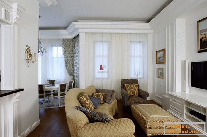 Для оформлення гостьової кімнати використовувалися світлі тони. Меблі бежевого кольору гармонійно поєднується з білою обробкою стін.