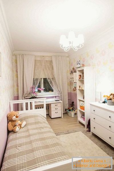 Гарний дизайн маленької дитячої кімнати