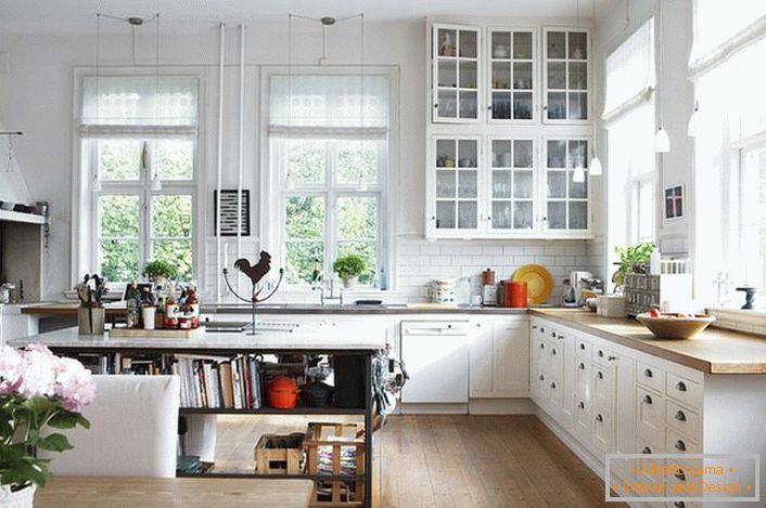 Простора кухня в скандинавському стилі повинна бути максимально освітлена. Пріоритет віддається денного освітлення, тому кухня оснащена великими вікнами з дерев'яними рамами. 
