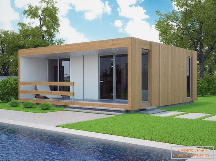Невеликий модульний будинок з басейном у дворі. Стильний дизайн швидко споруджуваного будинку органічно виглядає на тлі коротко стриженого газону.