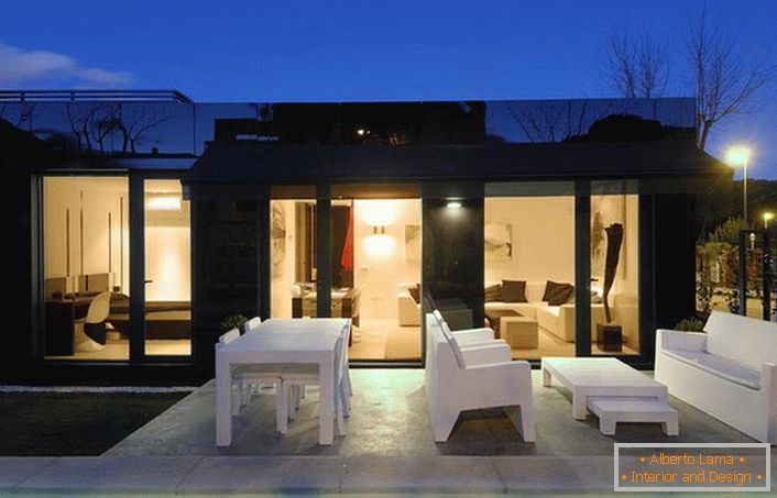 Стильний дизайн модульного будинку органічно виглядає з правильно оформленими двором. 