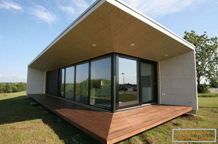 Модульні будинки часто мають просту, нехитру конструкцію. Їх дизайн виглядає стильно, а правильне оформлення двору тільки підкреслить вишуканість конструкції. 
