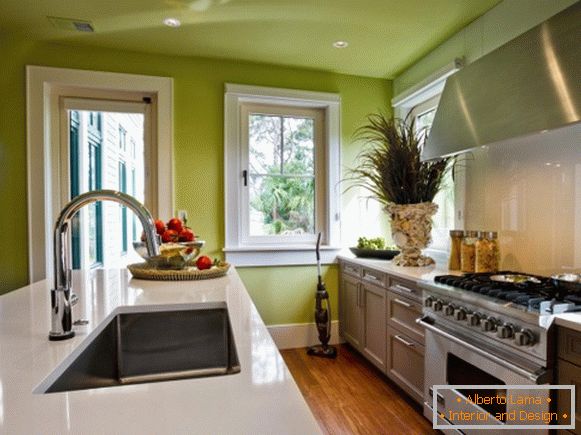 Дизайн кухні з зеленими стінами та стелею