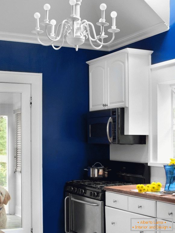 Кухня з яскраво-синіми стінами