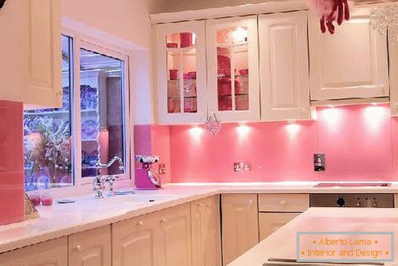 Кухня зі світло-рожевими стінами