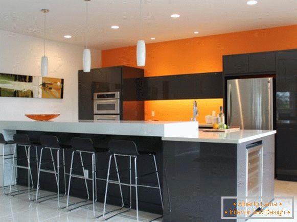 Кухня з оранжево стіною