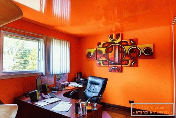 Яскравий інтер'єр з натяжною стелею оранжевого кольору