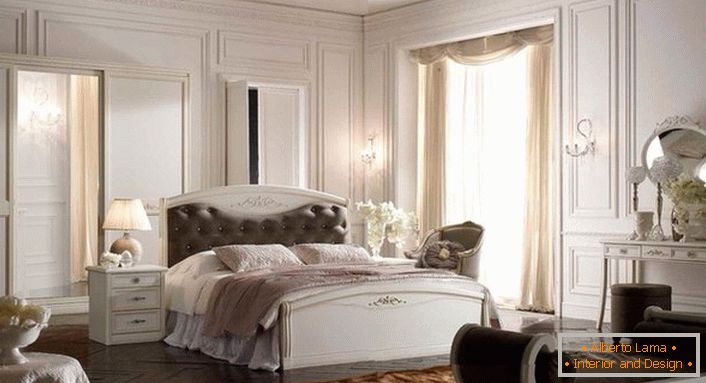Для облаштування спальні в стилі арт-деко використовувалася модульна меблі. Ліжко з м'яким узголів'ям стоїть в центрі композиції.