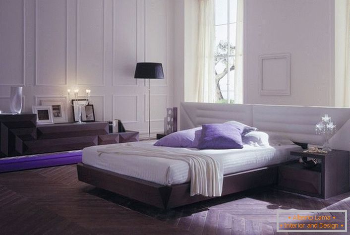 Спальня в стилі мінімалізм обставлена ​​модульними меблями. Грамотно підібраний світло робить кімнату романтичною і затишною.