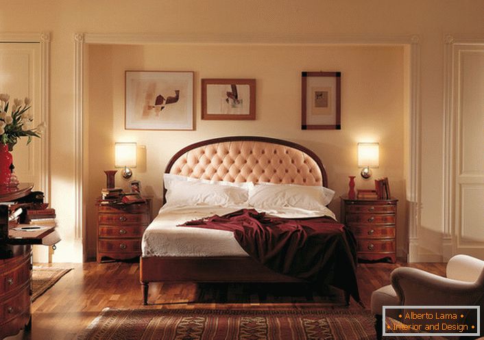 Шляхетний англійський стиль в спальні привабливий і скромний. У центрі уваги виявляється ліжко в високим узголів'ям, яке оббите м'якою світло-бежевою тканиною.