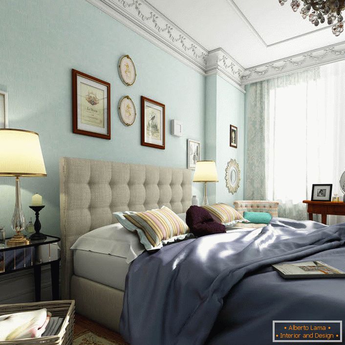 Спальна кімната в англійському стилі оформлена в ніжно-блакитних тонах. Пастельна колірна гамма дає ефект візуального розширення простору. 