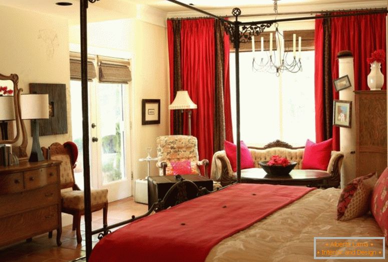 традиційна майстер-спальня-меблі з червоним завісою-антикварним дзеркалом і столом-лампою унікальна плитка-підлога-найкраща світло-жовта стіна-фарбування-кольорова вітальня-крісла-класика-елегантна- дизайн-ідеї